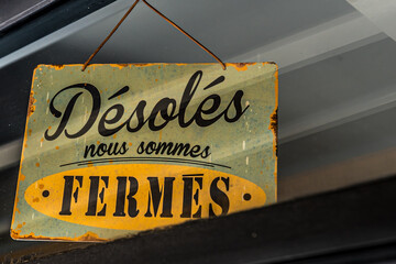 "Desoles nous sommer fermes" sign, Covid-19 pandemie in France, closing caffes in Paris