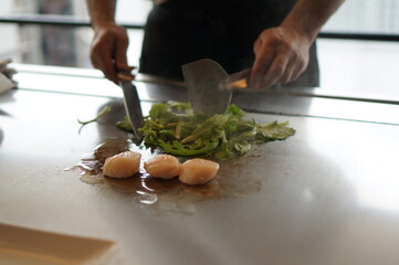 1인분에 10만원 하는 스테이크 정식인데 맛있다