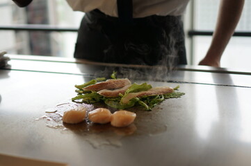 1인분에 10만원 하는 스테이크 정식인데 맛있다