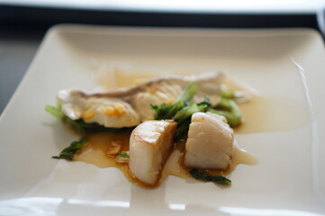 1인분에 10만원 하는 스테이크 정식인데 맛있다