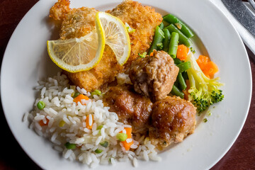 Plato con pescado, albondigas, arroz y verduras en Rusia