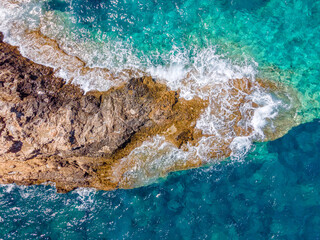 Obraz premium Crete coast view with rocks and pure nature during a sunny summer day