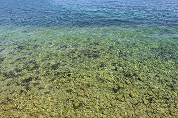 Eau transparente du lac de Neuchâtel