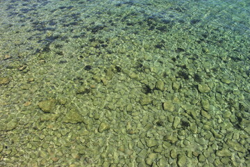 Eau transparente d'un lac avec les reflets du soleil