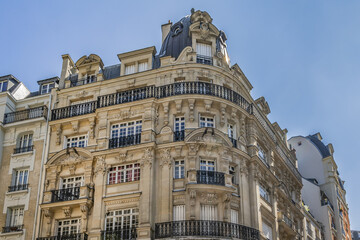 Obraz premium The beautiful architecture of old apartment buildings on the Montmartre hill. Paris. France.