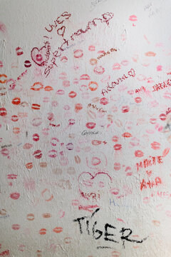Kiss wall