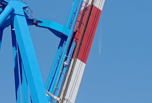 Il braccio meccanico di sollevamento di una gru portuale. 
