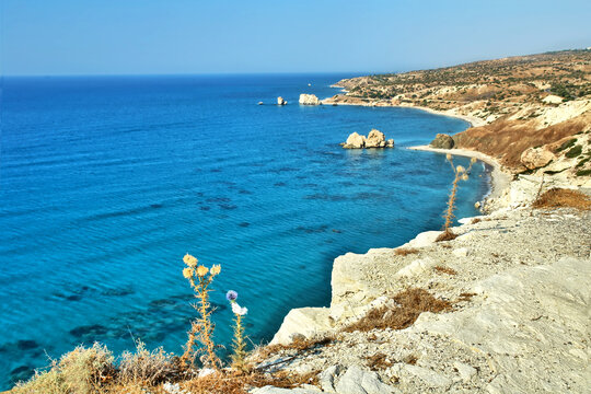 Skała Afrodyty -  formacja skalna przy kt&oacute;rej wyszła na brzeg narodzona z piany morskiej grecka bogini Afrodyta.