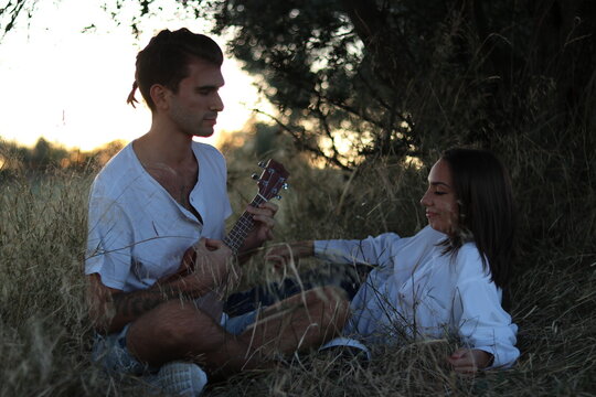 Pareja con ukelele en el campo