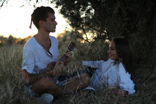 Pareja con ukelele en el campo
