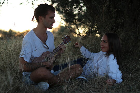 Pareja con ukelele en el campo