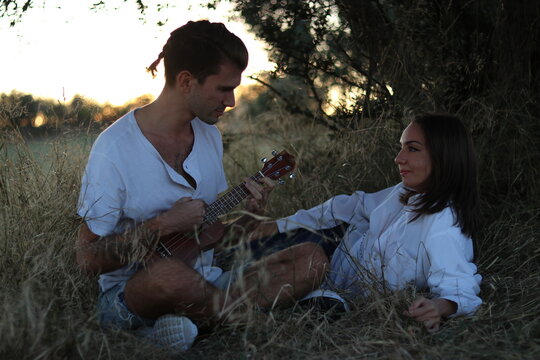 Pareja con ukelele en el campo