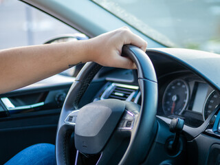 mano sujetando el volante de un coche