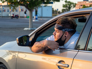 Naklejka premium Hombre joven con mascarilla sacando la cabeza por fuera de la mascarilla