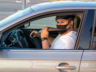 Naklejka premium Hombre joven poniéndose el cinturón de seguridad