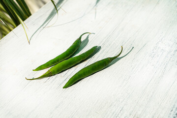 Zielona papryka chili, na jasnym tle, pikantna przyprawa.