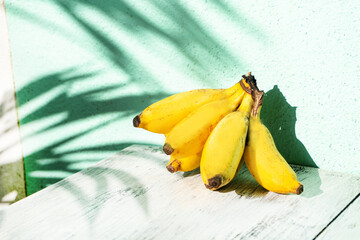 Banany kiść, owoc tropikalny na jasnym tle. © insomniafoto