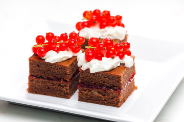 chocolate cakes with redcurrant and cream