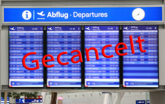 Abflugtafel am Flughafen mit gecancelt Hinweis
