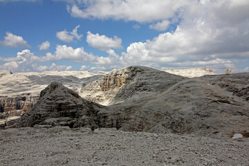 come un bianco deserto lunare; l'altopiano delle Mesules, gruppo del Sella, Dolomiti di Fassa