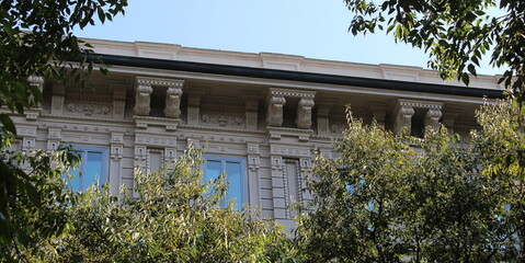 Palazzo di lusso nel centro della città in autunno