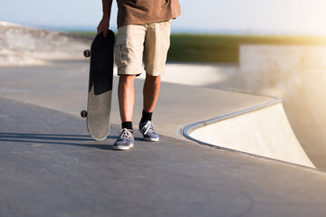 Skateur avec sa planche à la main