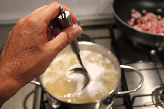 Cucinare un piatto di pasta alla carbonara in Italia