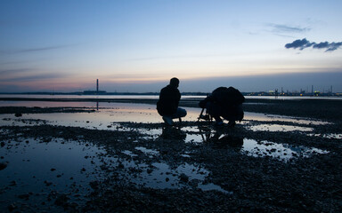 Fototapeta na wymiar Silhouettes in sunset in front of the sea at Warsash