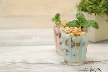 グラスにもったヨーグルトとグラノーラ