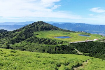 Fototapeta na wymiar 烏帽子岳と草千里の風景 