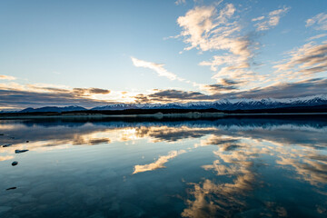 Obraz premium sunset over a lake with mountains in New Zealand