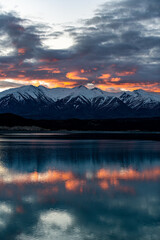 Fototapeta na wymiar sunset over a lake with mountains in New Zealand