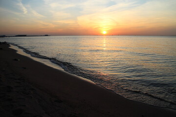 Fototapeta na wymiar sunset on the coast in autumn