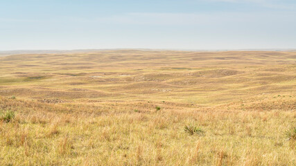 Obraz premium midday view of Nebraska Sandhills between Arthur and Whitman, early fall scenery with haze from Colorado wildfires