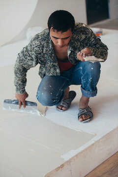 Contractor working with plaster or putty