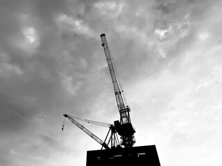 クレーン　モノクロ