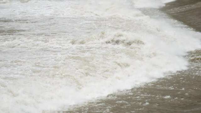 大雨時に堤防から溢れる激流