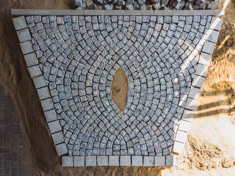 Segmentbogen Pflasterfl&auml;che aus Granit Steinen in Sand von Oben