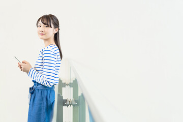 スマホを使う女性 © metamorworks