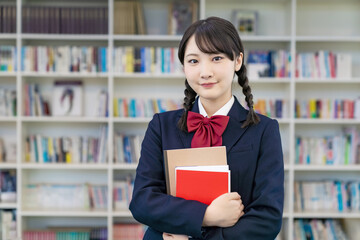 図書室にいる女子高生