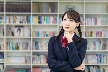 図書室にいる女子高生