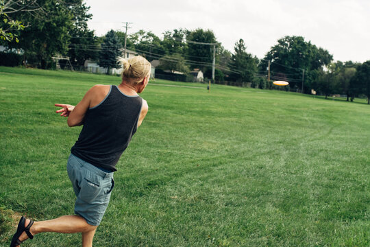 Male throwing a disc at a disc golf game
