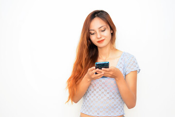 Mujer chateando en el celular, mujer utilizando aplicaciones en el celular