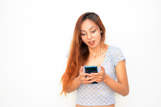 Mujer mirando sorprendida su celular