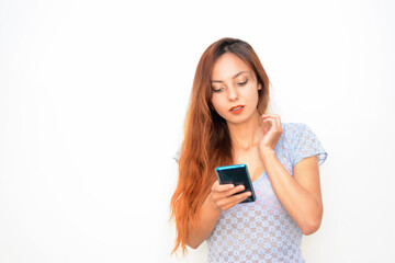 Fototapeta premium mujer mirando el celular, mujer en video llamada en el celular