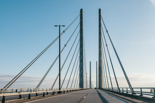 Bridge over &Ocirc;&oslash;&Omega;_resund connectin Sweden and Denmark