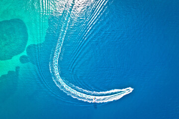 Speed boat and water parachute or parasailing aerial view - obrazy, fototapety, plakaty