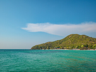Fototapeta premium Beautiful tropical seascape view and mountain on koh lan island Pattaya Thailand.Koh lan island is the Famous island near Pattaya city the Travel Destination in Thailand.
