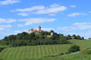 Fototapeta na wymiar Landschaft mit Blick zur Ronneburg