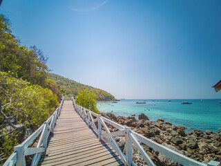 Fototapeta premium Wooden bridge with beautiful seascape on koh lan island Pattaya Thailand.Koh lan island is the Famous island near Pattaya city thailand